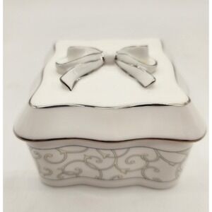 Wedgwood Celestial Platinum Bone China Trinket Box With‎ Bow & Silver Accents